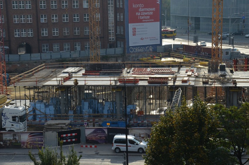 Budują hotel Hilton. Widać już pierwsze piętra (ZDJĘCIA)