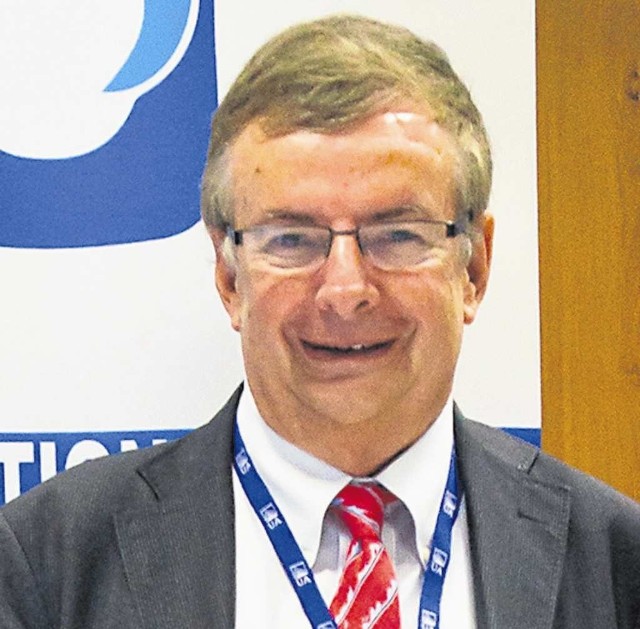 Prof. François Vellas jest ekonomistą, zajmuje się turystyką międzynarodową na Uniwersytecie w Tuluzie oraz w Państwowej Szkole Lotnictwa Cywilnego (ENAC) we Francji. Blisko współpracuje z agencjami ONZ, Unią Europejską oraz Światową Organizacją Turystyki (WTO). Jest m.in. prezydentem Światowego Stowarzyszenia Uniwersytetów Trzeciego Wieku (AIUTA), kieruje UTW na Uniwersytecie w Tuluzie. François Vellas jest synem prof. Pierre`a Vellasa, założyciela pierwszego na świecie Uniwersytetu Trzeciego Wieku (1973 r.). We wrześniu br. będzie gościem Forum III Wieku podczas Forum Ekonomicznego w Krynicy.