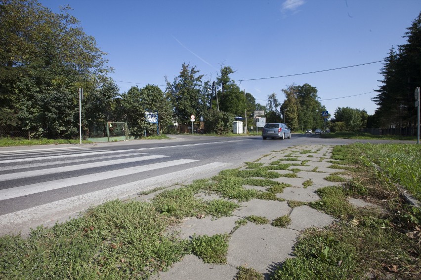 Tak wygląda chodnik, którym mieszkańcy Grębałowa dochodzili...