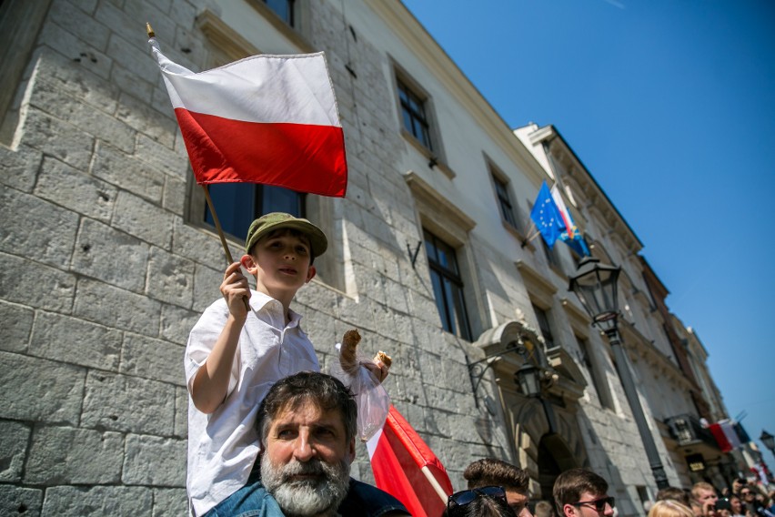 Kraków świętował rocznicę uchwalenia Konstytucji 3 Maja. Pochód patriotyczny [ZDJĘCIA]