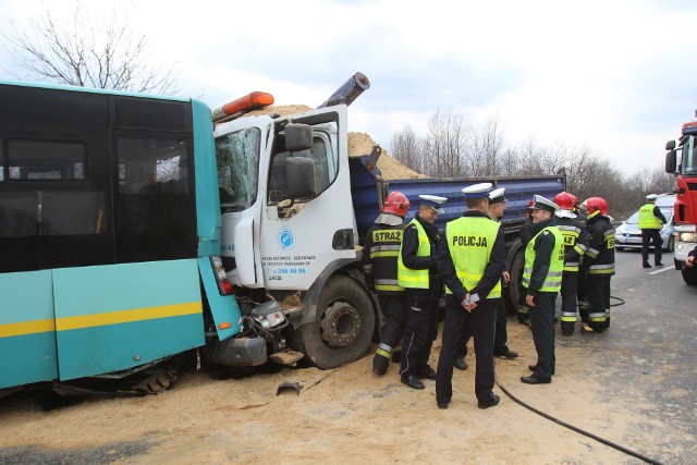 Wypadek autobusu i ciężarówki w Katowicach