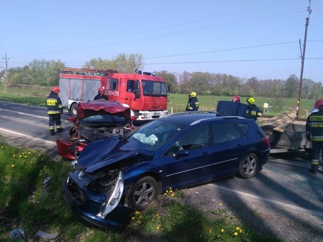 Do wypadku doszło w Borkowicach na trasie między Koszalinem a Kołobrzegiem. Na drodze mijali się kierowcy osobowego peugeota i renault. Do peugeota była zamontowana przyczepka, którą zarzuciło podczas mijania. Wtedy to doszło do zderzenia. Nikomu nic się nie stało. Kierowcy byli trzeźwi. Kierujący peugeotem dostał mandat. Zobacz także Wypadek na ulicy Polanowskiej w Sławnie