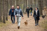 Bydgoszczanie wybrali się do Myślęcinka na spacer edukacyjny z psami [zdjęcia]