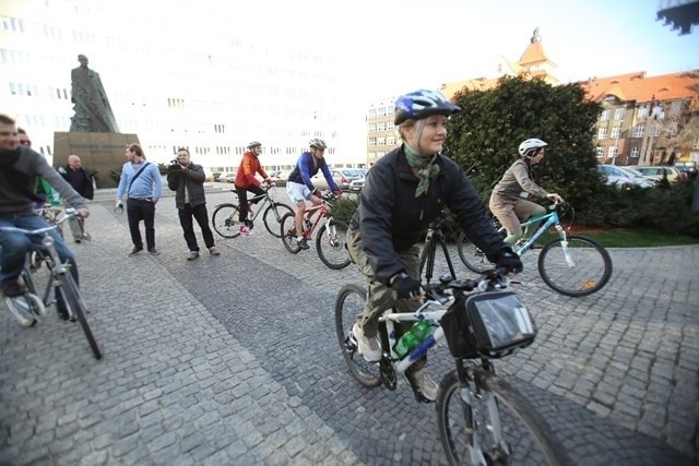 Urzędnicy Urzędu Marszałkowskiego na rowerach z marszałkiem...