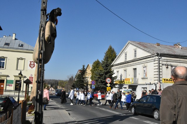 Kukła Żyda przy głównej ulicy w Pruchniku.