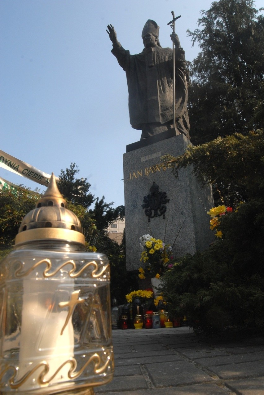 Pomnik Jana Pawła II na ul. Świętojańskiej w Gdyni n