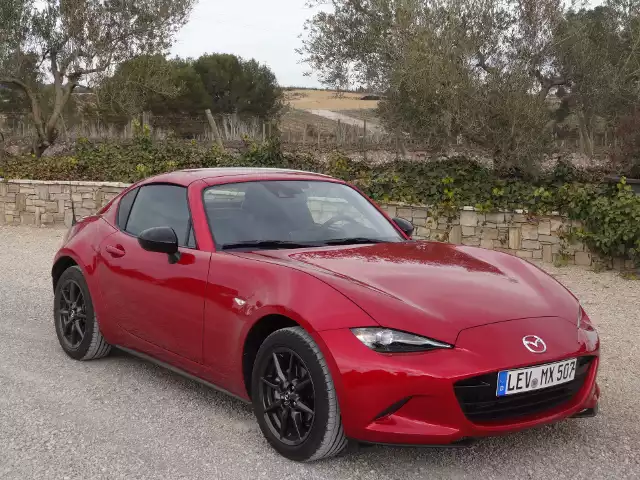 Mazda MX-5 RF.Najpopularniejszy roadster na świecie, teraz oferowany jest także z automatycznie składanym, sztywnym dachem. W Polsce ceny nowej wersji japońskiego auta zaczynają się od 100 900 zł.Fot. Tomasz Szmandra