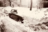 Zimy stulecia w PRL-u. Zasypane drogi i pojazdy - taka była rzeczywistość, dzisiaj przeraża nas kilkanaście cm śniegu