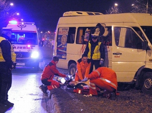 Reanimacja kierowcy busa na ulicy Jagiellońskiej w Kielcach.