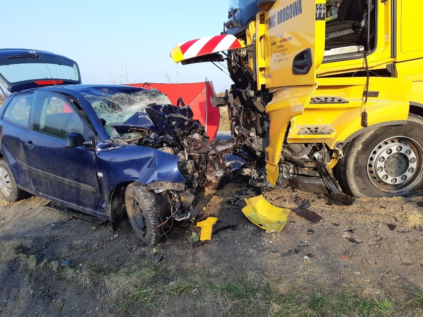 Śmiertelny wypadek na drodze krajowej numer 9 w Kurowie. Czołowo zderzyły się osobówka z ciężarówką. Jedna osoba nie żyje