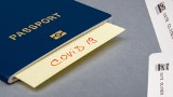 Paszport covidowy: kolejne kraje skracają ważność dokumentu. W pięciu państwach szczepienie będzie ważne krócej niż w Polsce