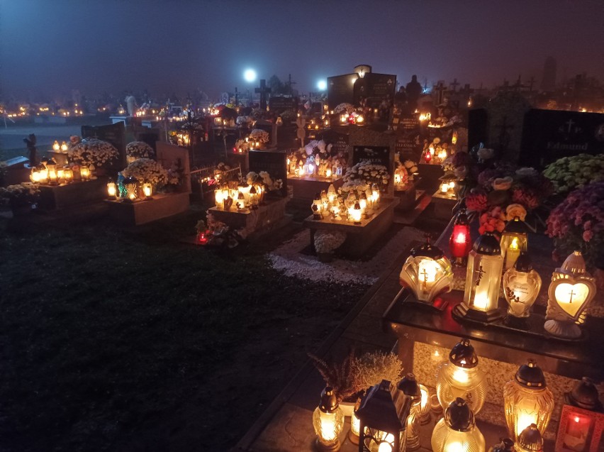 Cmentarz w Jelonkach o zmroku. Dzień Wszystkich Świętych był wyjątkowo mglisty 1.11.2022