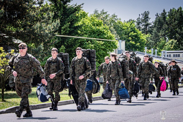Żołnierze 10 Świętokrzyskiej Brygady Obrony Terytorialnej po raz trzeci w tym roku rozpoczęli szkolenie podstawowe tak zwaną „szesnastkę”. W sobotę, 27 maja o godzinie 8:00 zgłosiło się ponad 80 ochotników.