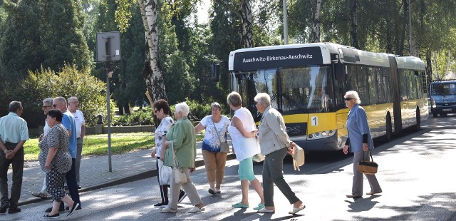 Mieszkańcy os. Pileckiego w Oświęcimiu ponownie wyszli na ulicę zaprotestować w związku z brakiem działań, które mogą rozwiązać problemy z turystami, jakie ich dotykają