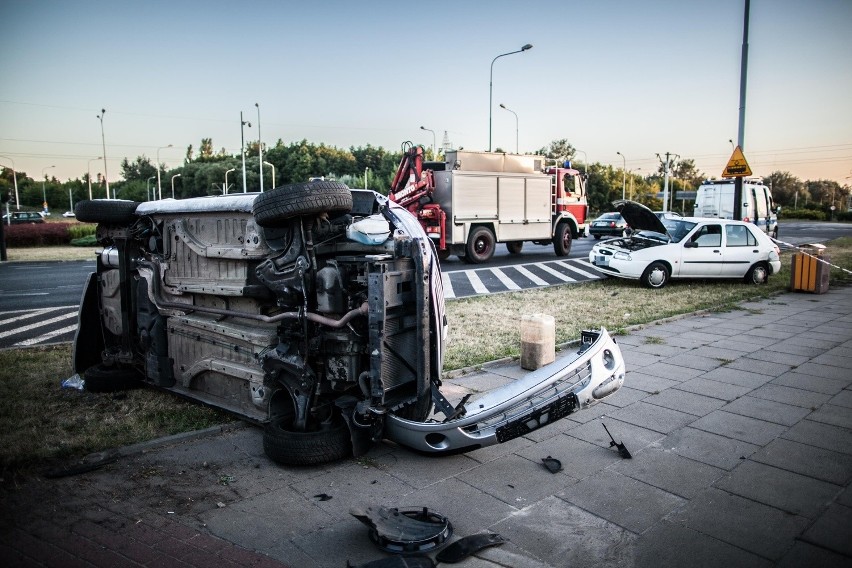 Wypadek na Zgierskiej. Samochód przewrócony na bok [ZDJĘCIA+FILM]