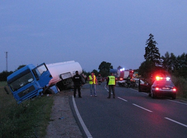 Zderzenie ciezarówki z volkswagenem niedaleko Wolczy Malej