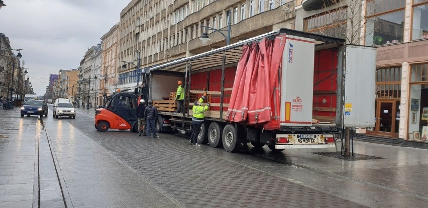 Jarmark Wielkanocny ponownie zawita na ul. Piotrkowską. Rozpoczął się montaż stoisk handlowych 