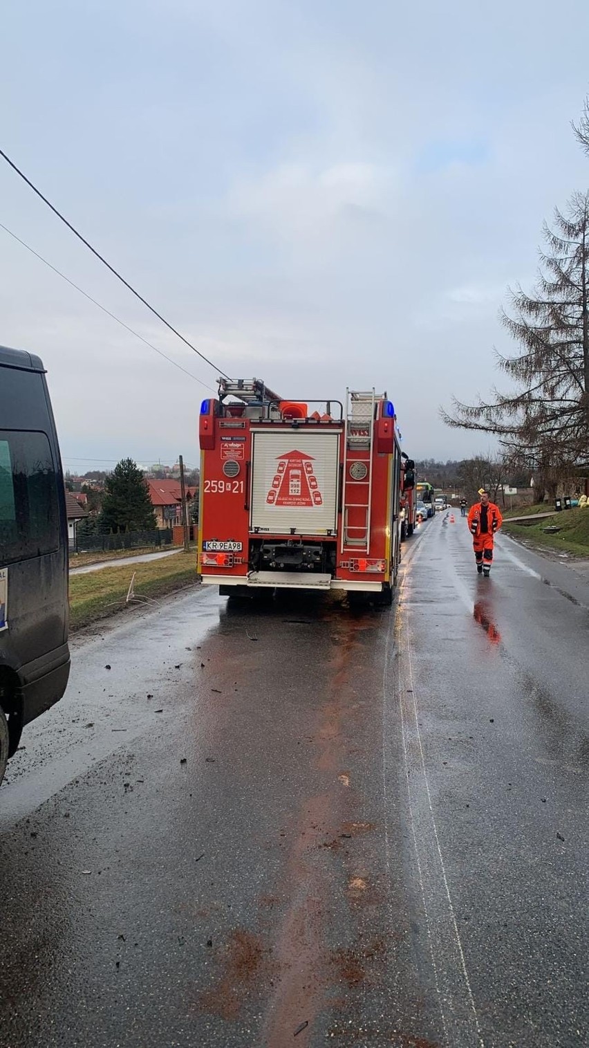 Kraków. Wypadek z udziałem busa w rejonie Nowej Huty