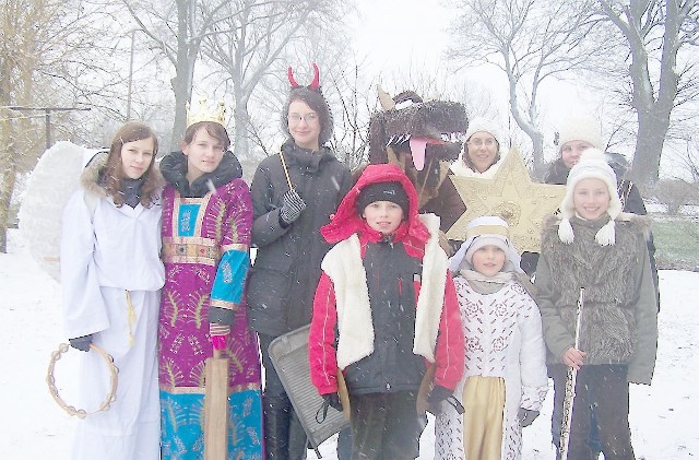 Uczniowie ze szkół w Gąskach w roli kolędników