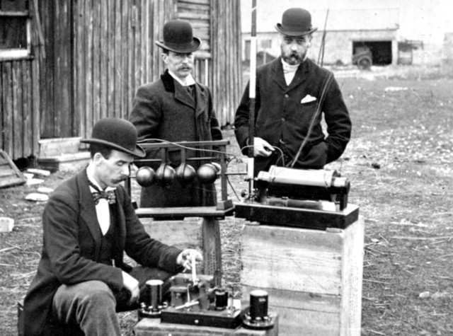 Guglielmo Marconi wysyłający po raz pierwszy sygnał radiowy. We wrześniu 1895 r. udało mu się uzyskaćłączność radiową na sensacyjną odległość ponad dwóch km