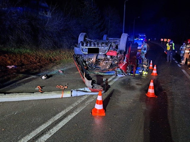 Dachowanie busa w Pokrzywnie pod Grudziądzem. Kierowca i pasażer uciekli