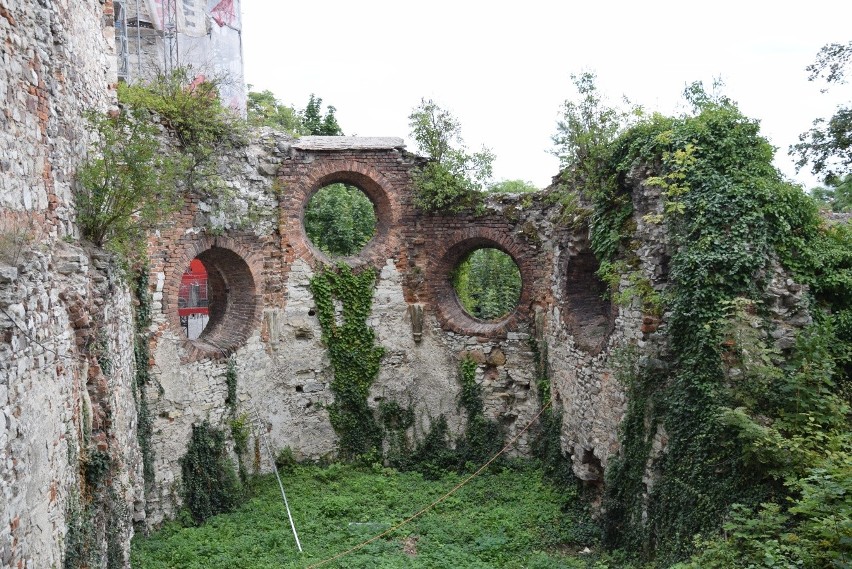 Na zabezpieczenia i konserwacje czekają ruiny kaplicy zamku...
