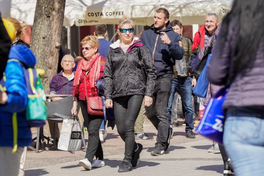 Majowy weekend w Sopocie - tłumy spacerowiczów na "Monciaku"...