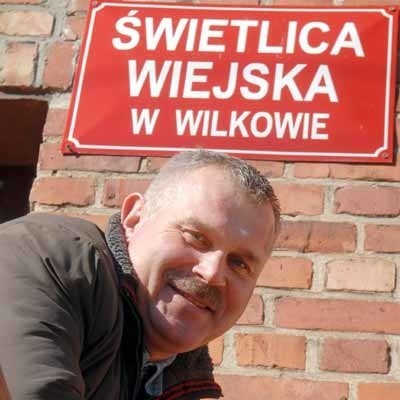 - Są chodniki i wysepki na drodze, które wyhamowują ruch. Teraz w najbardziej niebezpiecznych miejscach trzeba postawić barierki, by oddzielić chodnik od trasy - stwierdza sołtys.