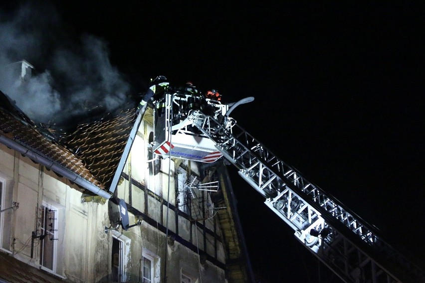 Wrocław: Duży nocny pożar kamienicy w Leśnicy [ZDJĘCIA]