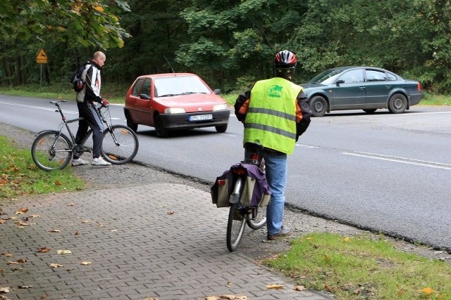 W tym miejscu niebezpiecznie jest nawet w dzień, po zmierzchu zagrożenie rowerzystów niewspółmiernie wzrasta, bo skrzyżowanie jest nieoświetlone.