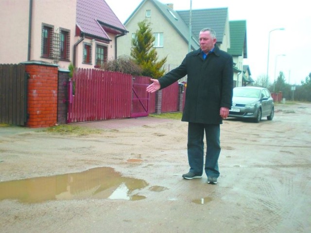 &#8211; Dziury są bardzo uciążliwe, szczególnie po deszczu &#8211; mówi Zdzisław Wronowski, zamieszkały przy ulicy Oleckiej.