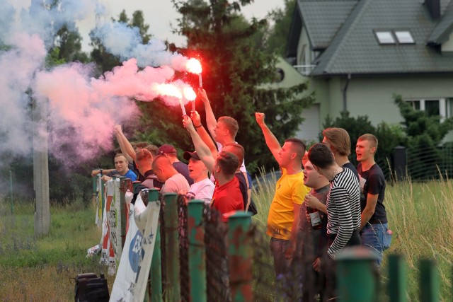 Choć to tylko A klasa, to takie mecze aż chce się oglądać. W pojedynku na szczycie Młodzik Radom zremisował z SKS Potworów 1:1. Remis dał bezpośredni awans ekipie z Potworowa. Młodzik zagra w barażach z Gracją Tczów. Na obiekcie przy ul. Ofiar Firleja było około 300 widzów. Głośny doping, ale też nerwowa atmosfera. Sędzia gościom pokazał dwie czerwone kartki.  Chwilami było gorąco, bo doszło do przepychanek. Po końcowym gwizdku to potworowianie mogli się cieszyć, bo dla nich w 11 - letniej historii to pierwszy awans do ligi okręgowej. ZOBACZ ZDJĘCIA Z MECZU NA MŁODZIKU =====>>>>