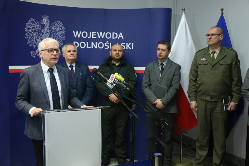 Śnięte ryby w zbiorniku pod Wrocławiem. Są nowe informacje od służb i wojewody dolnośląskiego