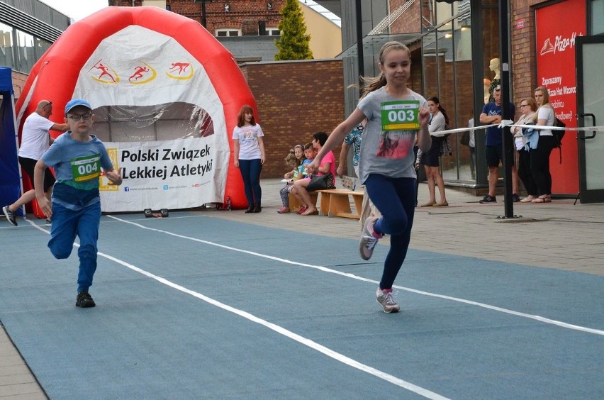 Przed włocławskim Centrum Handlowym Wzorcownia w piątek 26...