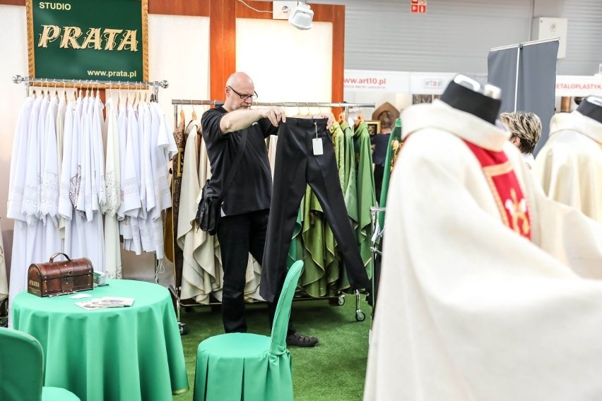 Moda kościelna na kieleckich targach SACROEXPO. Kiedy ksiądz zrzuca albę… Skóra węża i koszula z kwiatem tylko dla odważnych. Zobacz zdjęcia