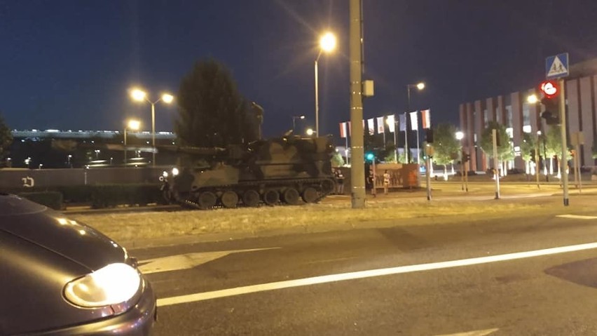 Czołgi przejechały ulicami Katowic. To element przygotowań do defilady podczas Święta Wojska Polskiego