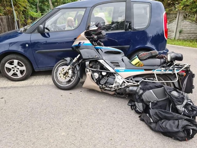 W Alojzowie w gminie Iłża motocykl zderzył się z samochodem osobowym. Motocyklistę ze złamaną nogą przewieziono do szpitala w Radomiu.