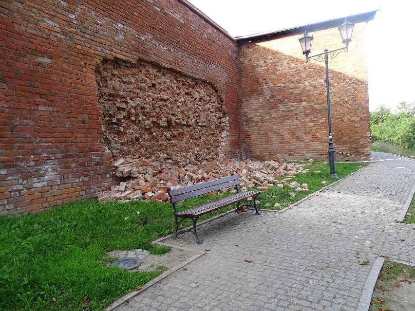 Fragment murów obronnych w Chełmnie zawalił się. Naprawa...