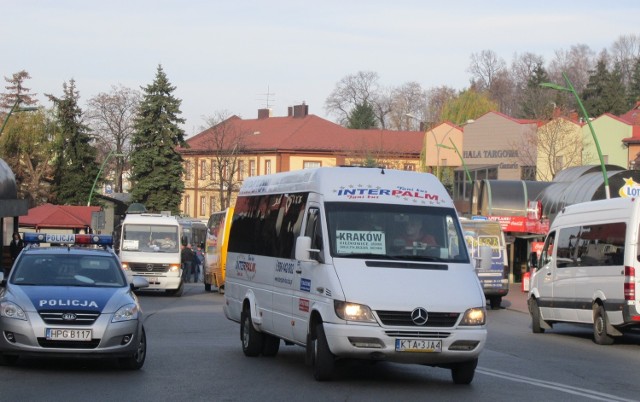Wczoraj o godzinie 13.45 na placu Pułaskiego w Bochni naliczyliśmy ponad 20 busów. Część z nich czekała na pasażerów, były jednak i takie, które zawracały, stwarzając zagrożenie dla ludzi
