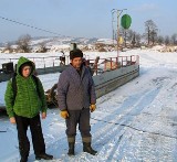 Nie ma mostu, więc ryzykują życiem i jeżdżą po zamarzniętym Sanie