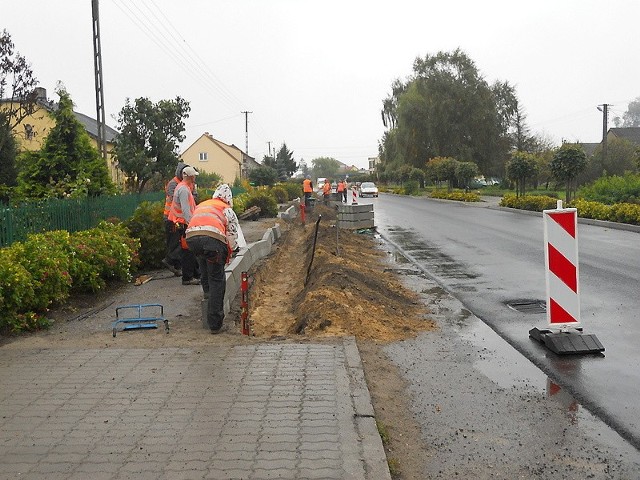 Dziś, mimo deszczu, trwały prace przy modernizacji drogi powiatowej w Konecku