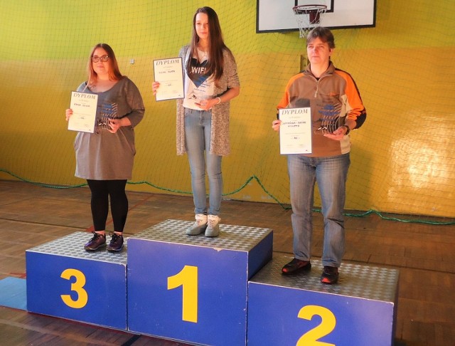 Na najwyższym stopniu podium - Agata Misiak, zwyciężczyni finału open w mistrzostwach Grudziądza w strzelaniu z karabinka pneumatycznego.  2. miejsce zajęła Wioletta Szymańska - Bociek, a 3. Oliwia Gemza