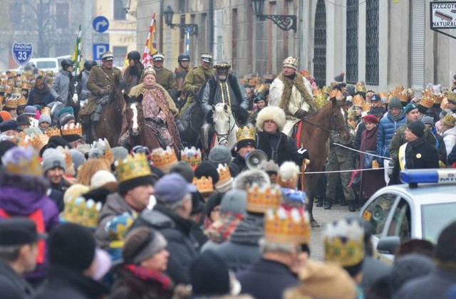 Orszak Trzech Króli przejdzie ponownie ulicami Radomia. W poprzednich latach w korowodzie szło wiele osób.