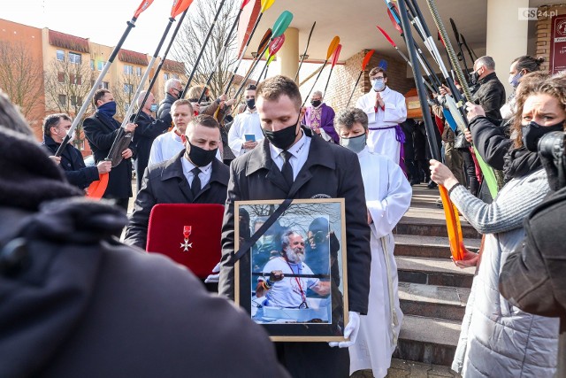 W środę, 10 marca 2021 r., w Policach odbyły się uroczystości pogrzebowe Aleksandra Doby.