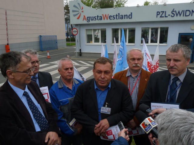 - Chcą ukraść Świdnikowi zycięstwo w przetargu - oświadczyli w poniedziałek przewodniczący wszystkich związków w PZL-Świdnik