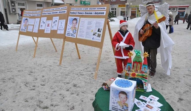 Jarosław Pietrzyk nie tylko zbiera pieniądze na założenie fundacji, ale też uświadamia mieszkańcom Szczecinka, że problem autyzmu u dzieci może spotkać każdego. 