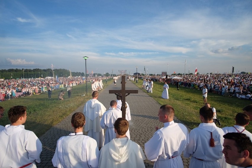 Lednica 2016: Tysiące młodych modli się przed Bramą-Rybą