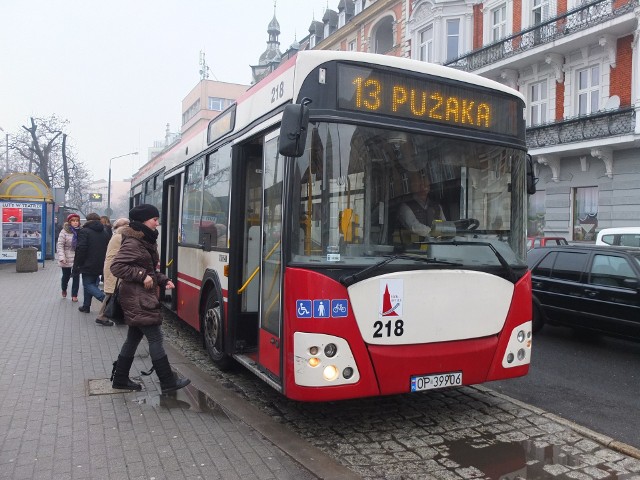 Autobusy linii 13 obsługują m.in. Sławice. Łącznie do nowych dzielnic dojeżdża obecnie osiem dziennych linii oraz pięć nocnych.
