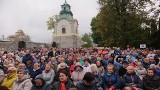 Kilka tysięcy pielgrzymów przyjechało do archiopactwa w Jędrzejowie - Róże Żywego Różańca z całej diecezji spotkały się po raz 11. (ZDJĘCIA)