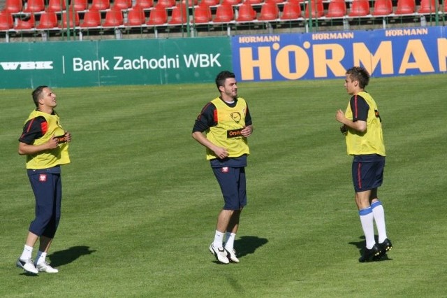 Piłkarze przewidziani do wyjściowego składu z Finlandią trenowali w piątek w żółtych znacznikach. Od lewej: Dariusz Dudka, Michał Żewłakow, Adam Matuszczyk.